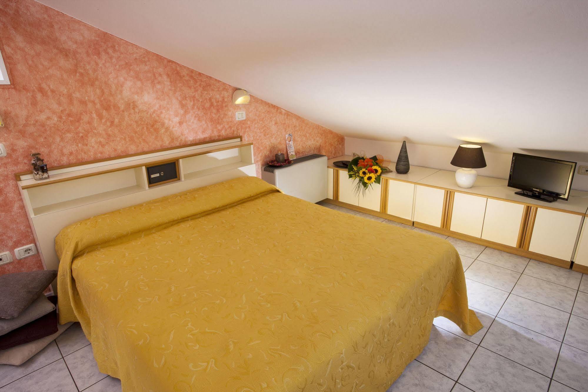 Hotel Locanda Rosy Cattolica Exterior photo